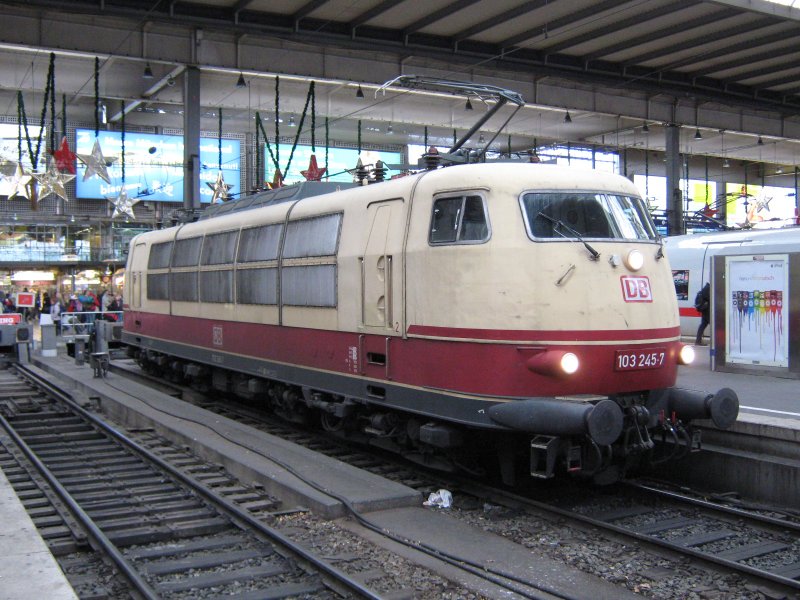 Die BR 103 245-7 nach ihrer Ankunft mit dem IC 73943 aus Nrnberg im HBF Mnchen. 20.12.2008