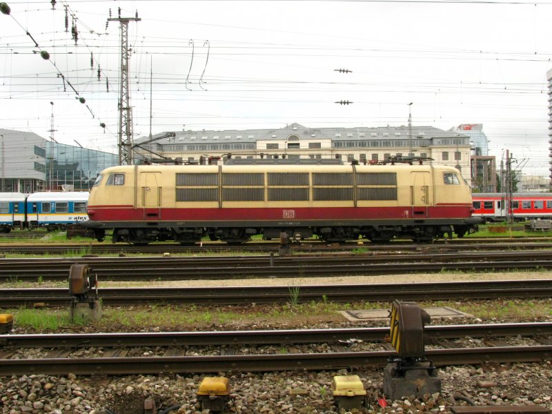 Die BR 103 245 im Vorfeld des Mnchner Hbf am 16.05.2009