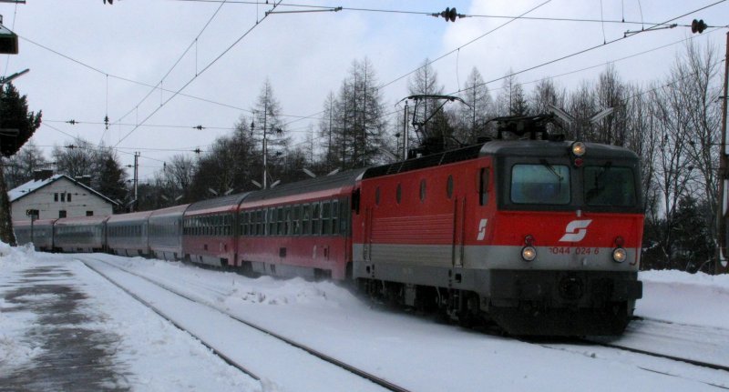 Die BR 1044 024 fhrt mit einem IC durch die Station Semmering am 27.02.2009