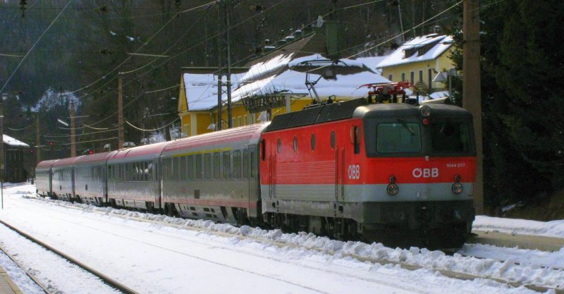 Die BR 1044 077 fhrt am 27.02.2009 mit IC nach Wein Sd durch Breitenstein.