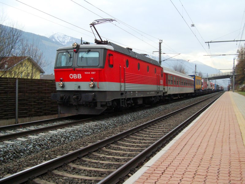 Die BR 1044 097 fuhr am 19.11.2008 mit einer RoLa nach Kundl bei Terfens-Weer durch.