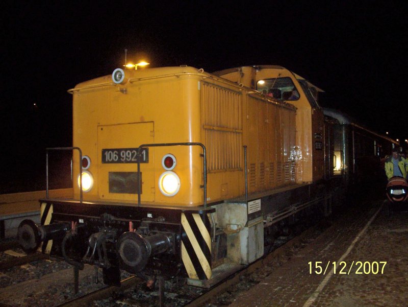 Die BR 106 992-1 im Bahnhof Schwarzenberg/Erz.Am abend des 15.12.07 bei der Licht´l fahrt nach Schlettau