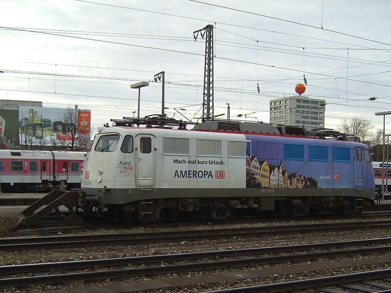 Die BR 110 325 mit Ameropa Reklame auf einem Abstellgleis am 01.12.2007 in M�nchen Ost.