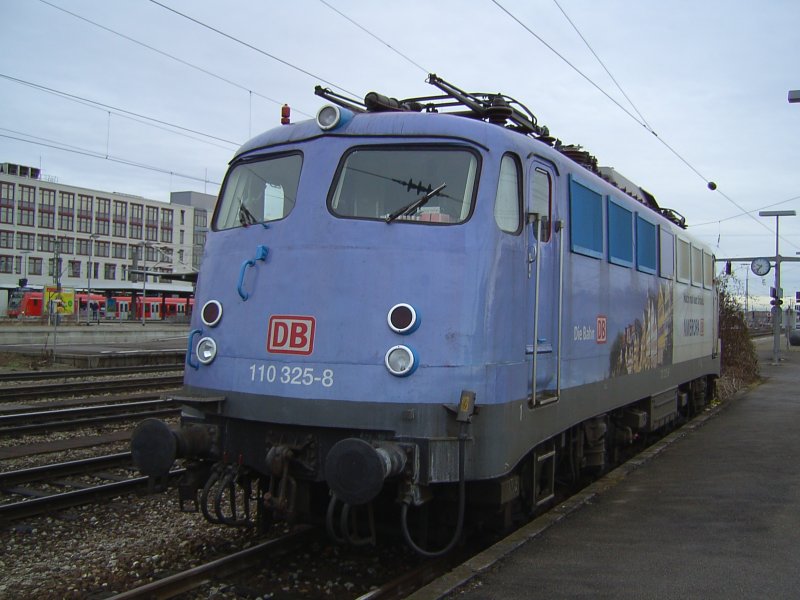 Die BR 110 325 mit Ameropa Reklame auf einem Abstellgleis am 01.12.2007 in Mnchen Ost.