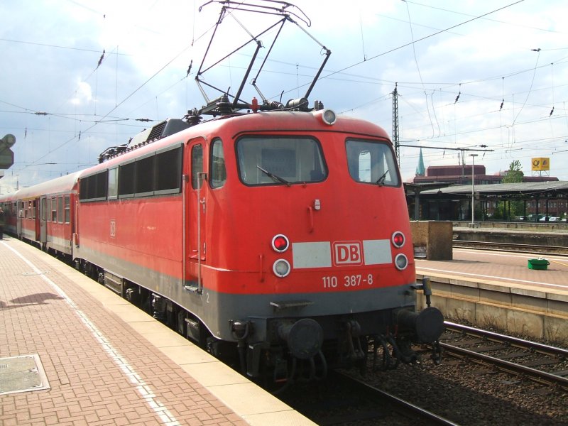 Die BR 110 387-8 schiebt den RB 50 von Dortmund Hbf. nach Mnster.