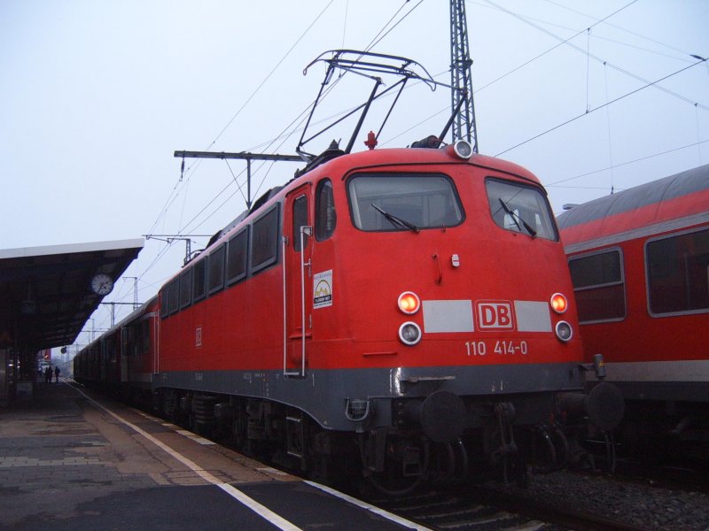 Die BR 110 414-0 stand am 02.02.07 auf Gleis 1 des Aalener Bahnhofs.
Das Foto wurde mit meinem Stativ aufgenommen.