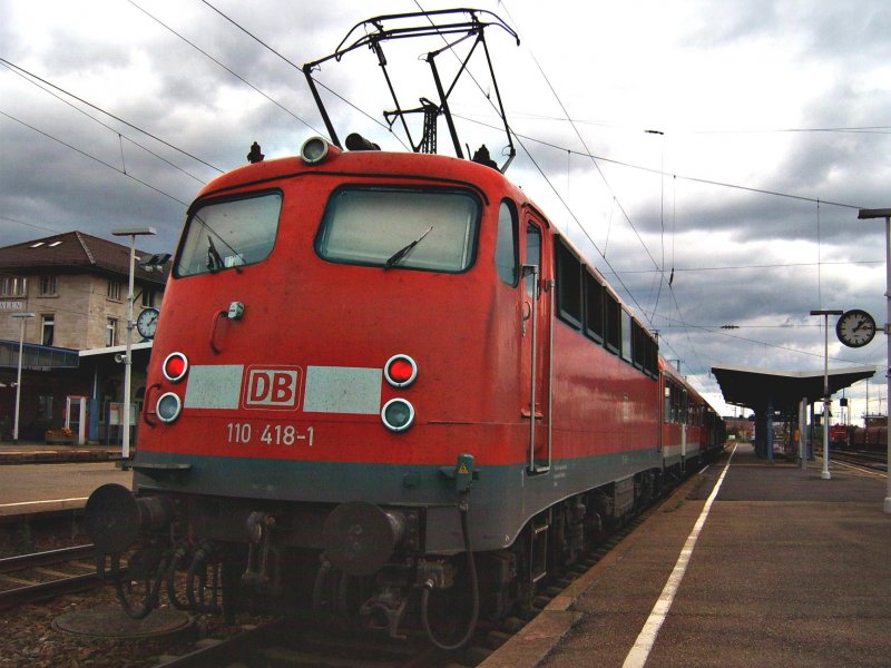 Die BR 110 418-1 war am 17.08.06 bereit zur Abfahrt im Startbahnhof Aalen. Der RE 19465 fuhr dann ber die obere Jagstbahn von Aalen ber Ellwangen nach Crailsheim.