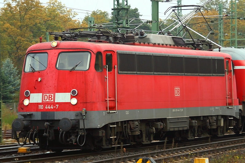 Die BR 110 444-7 als Regionalexpress kommend von Frankfurt Hauptbahnhof. Aufgenommen am 26.10.2009 am Bahnhof Frankfurt Stadion am Bahnsteig 1