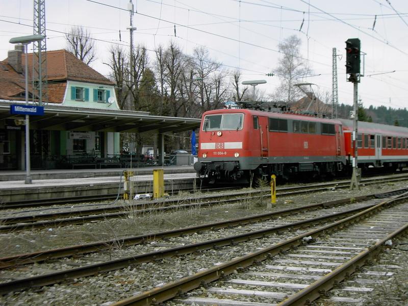 Die BR 111 004-8 bei der Einfahrt in den Bahnhof von Mittenwald