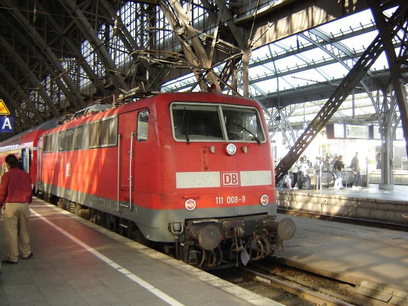 Die BR 111 008-9 mit RE160 im Klner Hauptbahnhof.