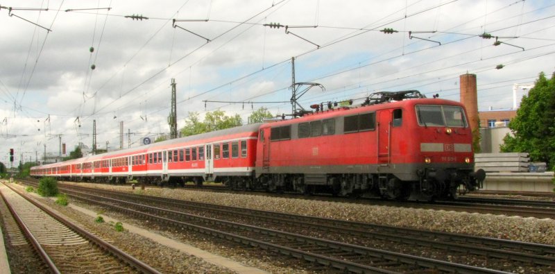 Die BR 111 019 mit Silberlingen beim Heimeranplatz am 16.05.2009