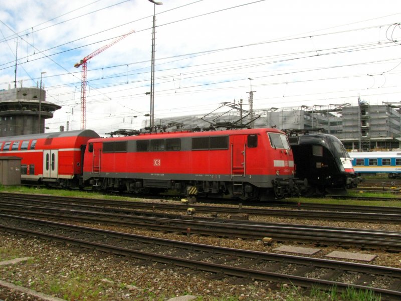 Die BR 111 024 verdeckt am 16.05.2009 den ES 64 U2 005 bei der Einfahrt in M�nchen Hbf.