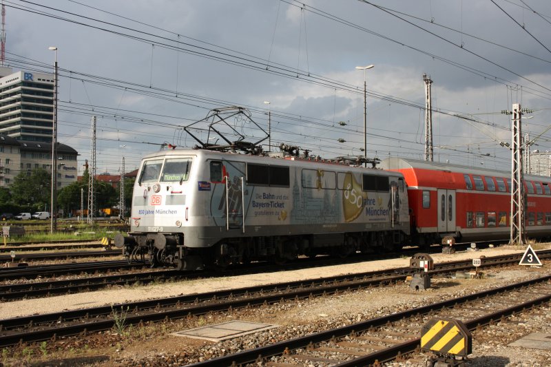 Die BR 111 027-9  850 Jahre M�nchen  lie� sich am 02.06.2009 in M�nchen am Hauptbahnhof sehen.
