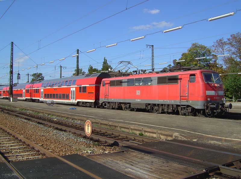 Die BR 111 056-8 mit einem RE am 29.09.2007 bei der Ausfahrt aus Rosenheim.