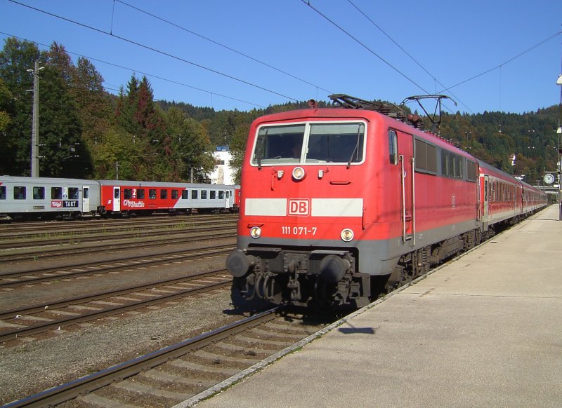 Die BR 111 071-7 bei der einfahrt in den Kufsteiner Bahnhof (29.09.2007)