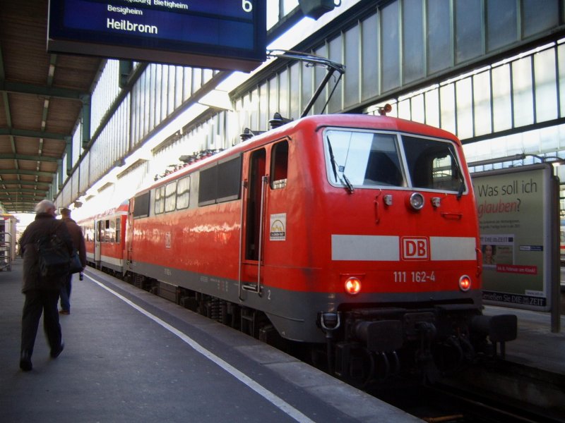 Die BR 111 162-4 mit Ex-Silberlingen nach Heilbronn im Stuttgarter HBF.