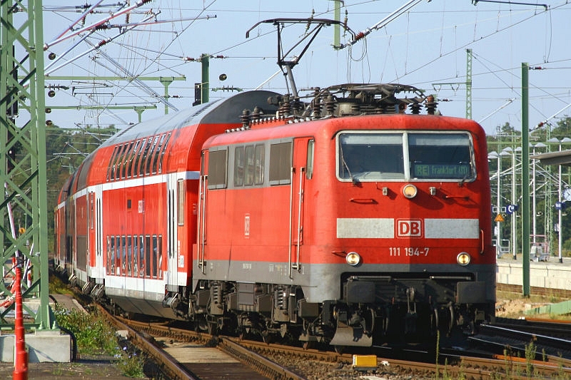 Die BR 111 194-7 als Regionalexpress nach Frankfurt Hauptbahnhof. Aufgenommen am 25.09.2009 am Bahnhof Frankfurt Stadion am Bahnsteig 1.