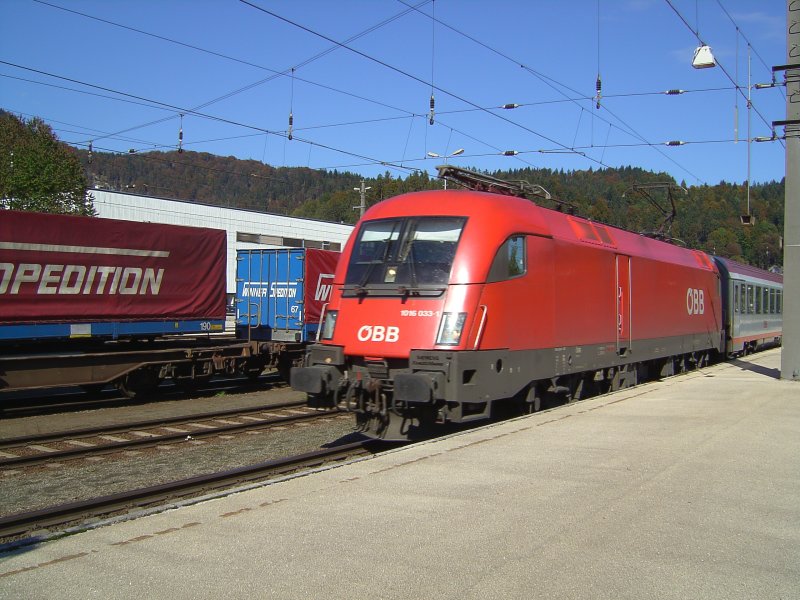 Die BR 1116 033 mit einem OEC bei der Einfahrt in Kufstein am 29.09.2007.