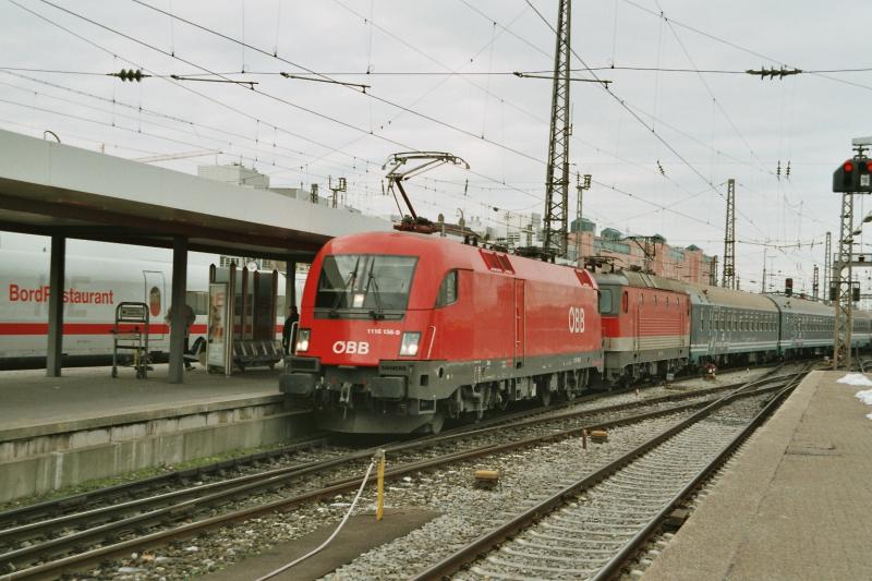 Die Br 1116 156-9 (mit dem BB Logo) und die Br 1144 211-8, mit einem italienischen Nachtzug, bei der einfahrt in Mnchen (20.12.03)