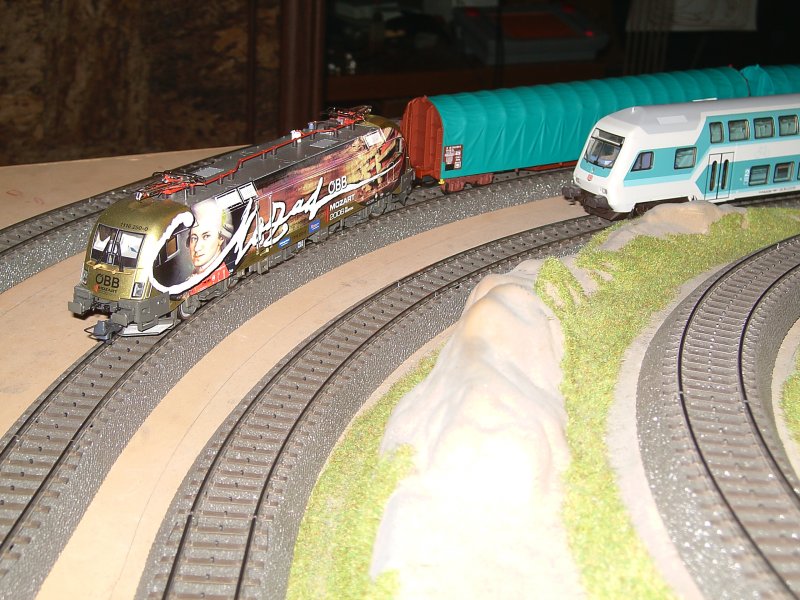 Die BR 1116 250 mit einem Gterzug bei der ausfahrt des Bahnhofes in Richtung Osten. 