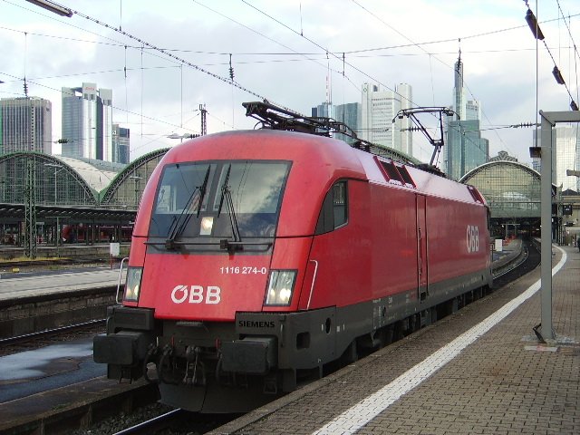Die BR 1116 274 der BB beim Warten zur Ausfahrt und mit der Frankfurter Skyline im Hintergrund. 