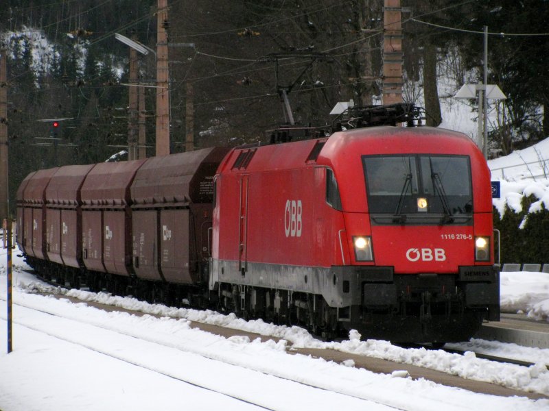 Die BR 1116 276 fuhr am 27.02.2008 mit einem Ganzzug Selbstentladewagen durch Breitenstein.