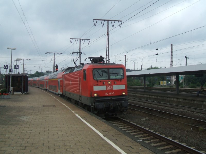 Die BR 112 161-5 mit RE 11 (Rhein Hellweg EX)von Paderborn nach
Dsseldorf Hbf. (08.08.2007)