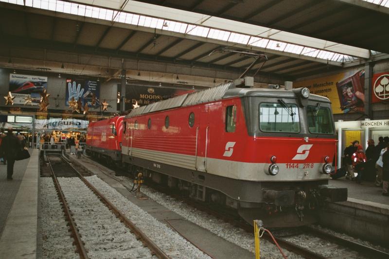 Die Br 1144 211-8 und die Br 1116 156-9, am 20.12.03 in Mnchen