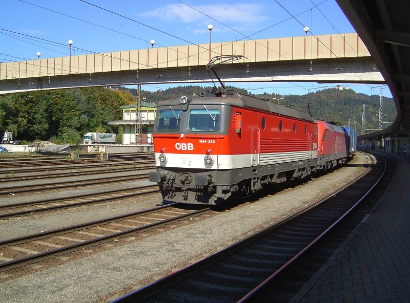 Die BR 1144 243 als Vorspanlok vor einem Taurus von DB Railion am 29.09.2007 in Kufstein. 