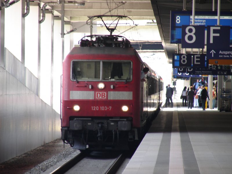 Die BR 120 103-7 mit EuroCity 176 (+10) kurz vor der Abfahrt aus Berlin Sdkreuz. Aufgenommen am 09.08.07
