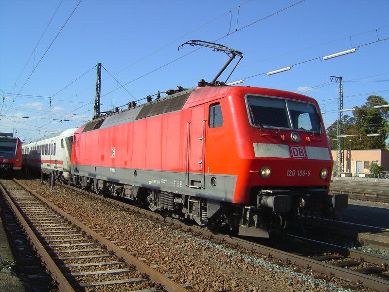 Die BR 120 108-6 mit einem IC am 29.09.2007  bei der Ausfahrt aus Rosenheim.