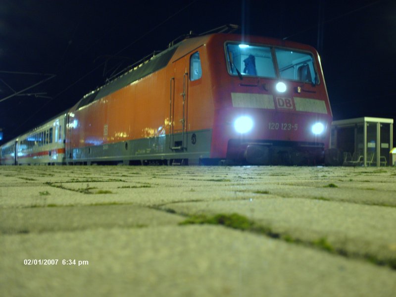 Die BR 120 123-5 bespannte am 01.02.2007 den InterCity 2419 von Bln.Gesundbrunnen nach Halle(Saale)Hbf. Dieser Zug stand um 18.37 Uhr p�nktlich in Bitterfeld zur Abfahrt bereit.