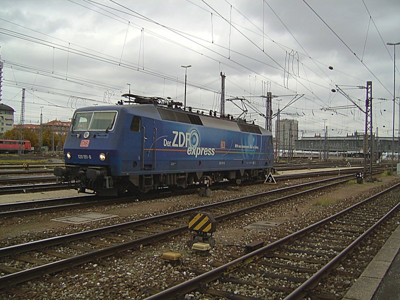 Die BR 120 151-6 bei der Einfahrt in den Mnchner HBF (04.11.2007)