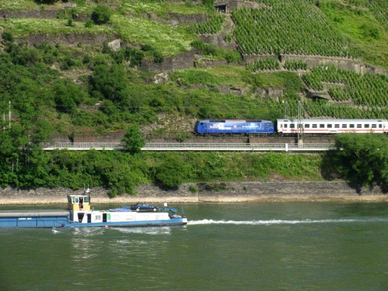 Die BR  120 151 stsst am 13.06.2009 einen IC in Richtung Koblenz. Das Bild entstand in der Nhe von Kaub.