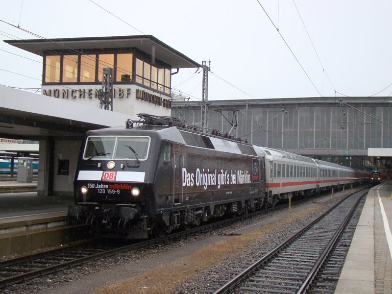 Die Br 120 159-9 <<150 Jahre Mrklin>> konnte heute beim Auf-/ Abstelldienst in Mnchen Hbf gesichtet werden
