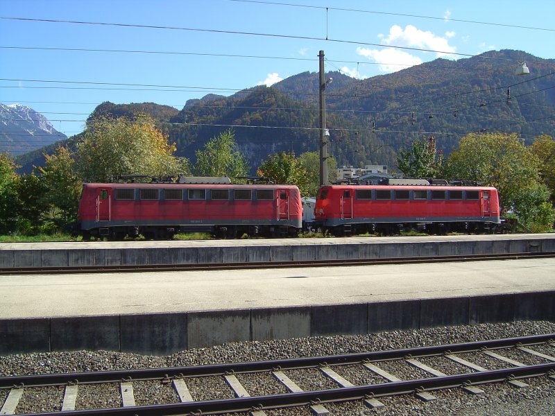 Die BR 140 044-2 und die BR 140 306-7 stehen in Kufstein auf einem Abstellgleis und warten auf Arbeit. (29.09.2007)