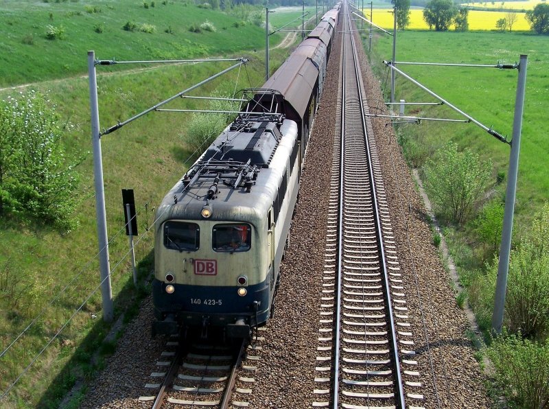 Die BR 140 423-5 mit einem gemischten Gterzug, aus Leipzig kommend in Richtung Bitterfeld.