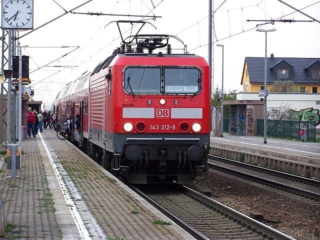 Die BR 143 212-9 mit der RB 26773 aus Dessau nach Leipzig,im Bahnhof Rackwitz.