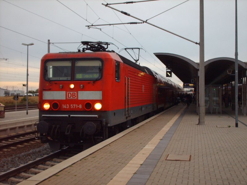 Die BR 143 571-8 zog RegionalBahn 26773 der RB Linie RB 54 von Dessau Hbf nach Leipzig Hbf. (gesehen in Bitterfeld am 2.Oktober 18.16 Uhr)