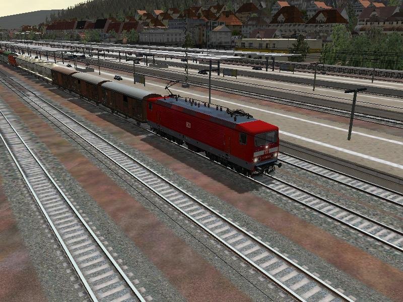 Die BR 143 923-1 von PT 7 mit ein paar Gterwagen in Gemnden.