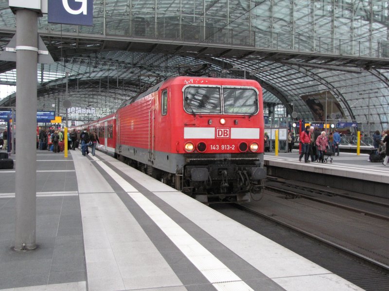 Die BR 143 ist ja nichts aussergewhnliches im Schienennetz der Bahn ,aber noch immer muss den Berlinern u.a. DB Regio NRW Dsseldorf mit Ersatz S-Bahn aushelfen.Hier am Berliner Hbf aufgenommen am 03.10.2009.