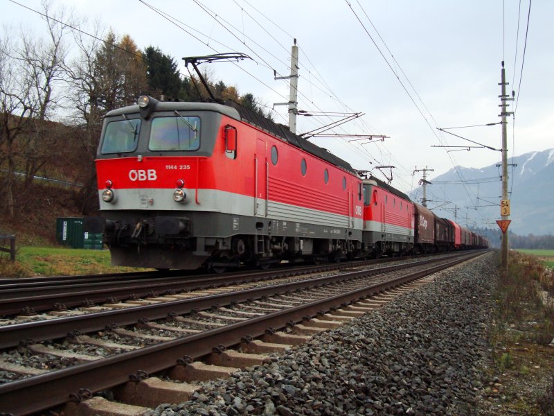 Die BR 144 235 hat am 19.11.2008 zusammen mit einer Schwesterlok einen GZ am Haken bei Terfens-Weer.