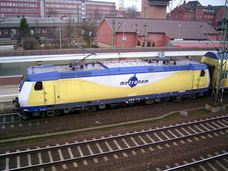 Die BR 146 07 in attraktiver Metronom-Lackierung am 27.01.2004 im Bahnhof Hamburg-Harburg.