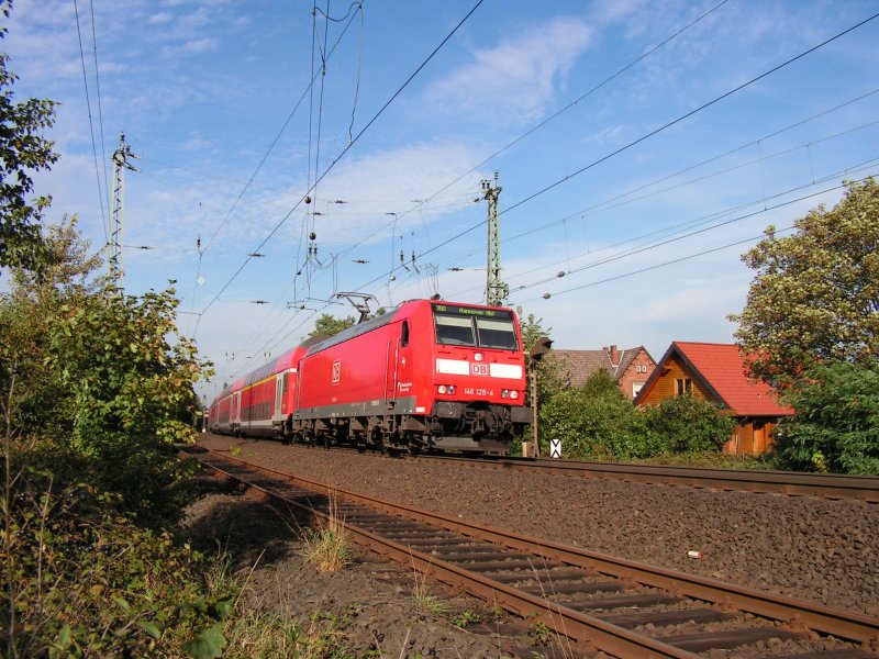 Die BR 146 128-4 fhrt am 9.10.06 mit dem RE nach Hannover in Nienburg (Weser) ein.