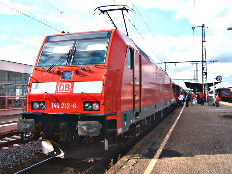 Die BR 146 212-6 im Knotenbahnhof Aalen: die Zug fuhr am 30.08.06 im Wendezugbetrieb in den Bahnhof ein. Zehn Minuten spter setzte der RegionalExpress seine Reise nach Stuttgart Hbf fort.
