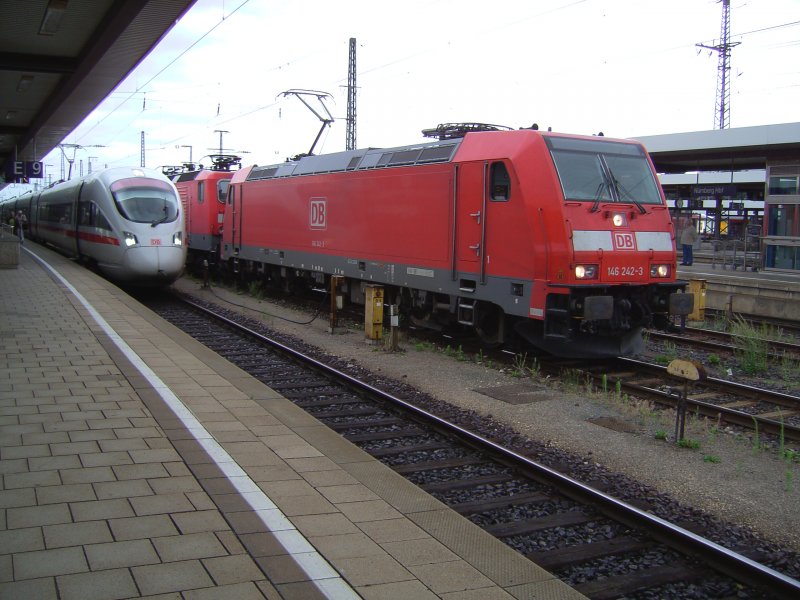 Die BR 146 hat gerade eine BR 143 angekupelt in in Nrnberg HBF am 23.06.2007 