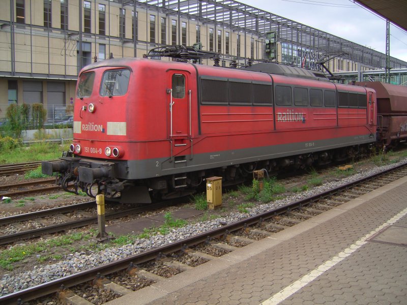 Die BR 151 004-9 mit einem Kohlenzug in Regensburg HBF am 07.09.2007