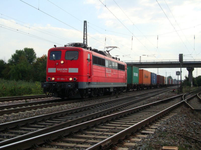 Die BR 151 084 fuhr am 27.09.2008 mit einem GZ durch Mllheim(Baden-W.) 