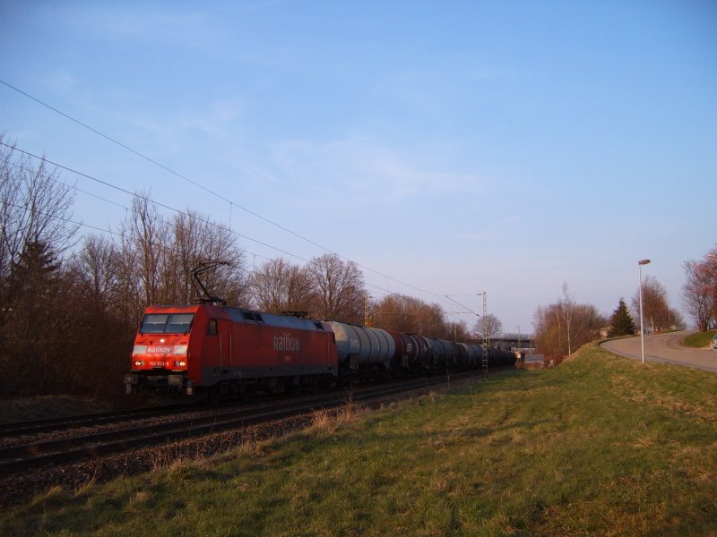 Die BR 152 053-5 Railion mit einem Kesselwagen-Gterzug bei Hofen(b Aalen). Fahrtziel war wahrscheinlich S-Kornwestheim... 