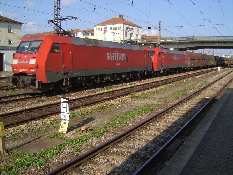 Die BR 152 060-0 und die BR 152 ***-* mit einem Ganszug in Regensburg HBF am 14.08.2007